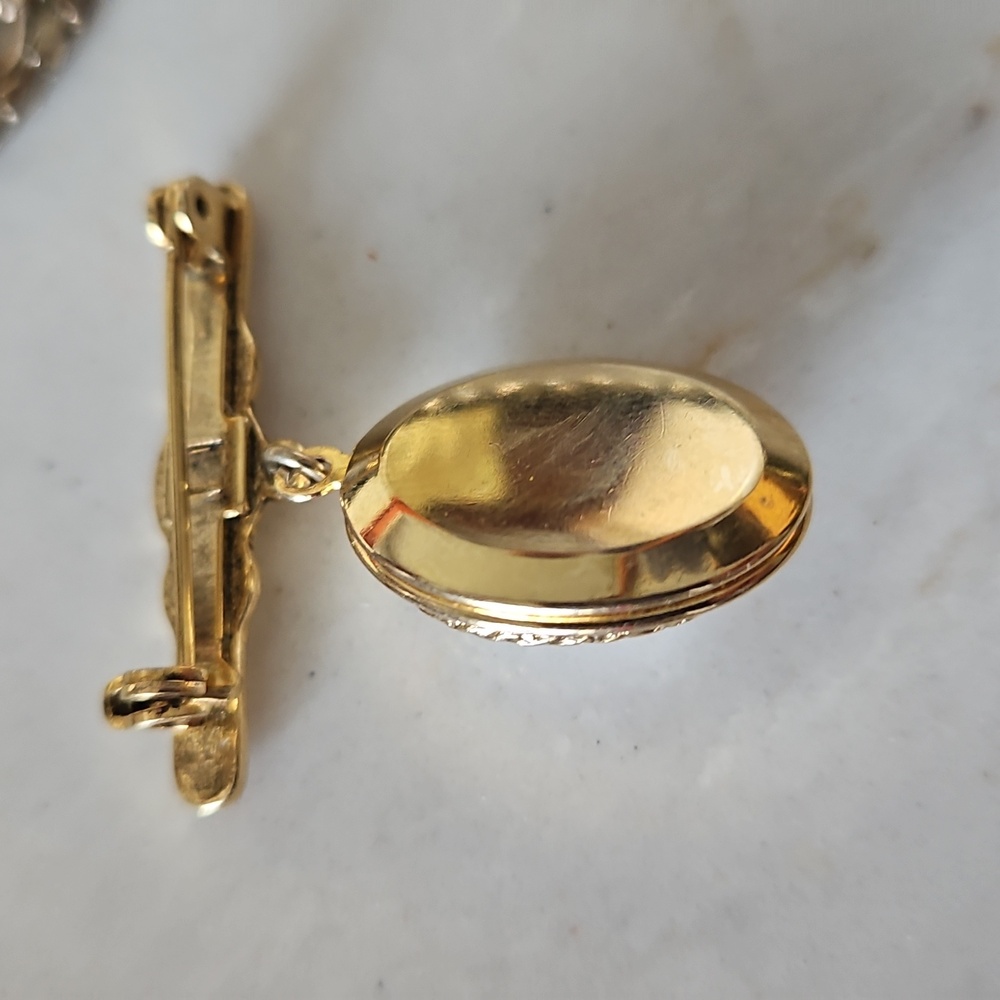 Elegant Vintage gold tone Cameo Locket Brooch Victorian in Style Vtg 1960s - Picture 4 of 6